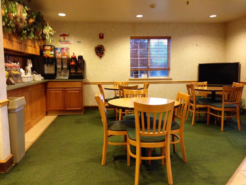 ซูเปอร์ 8 บาย วินด์แฮม อวา Motel Ava ภายนอก รูปภาพ