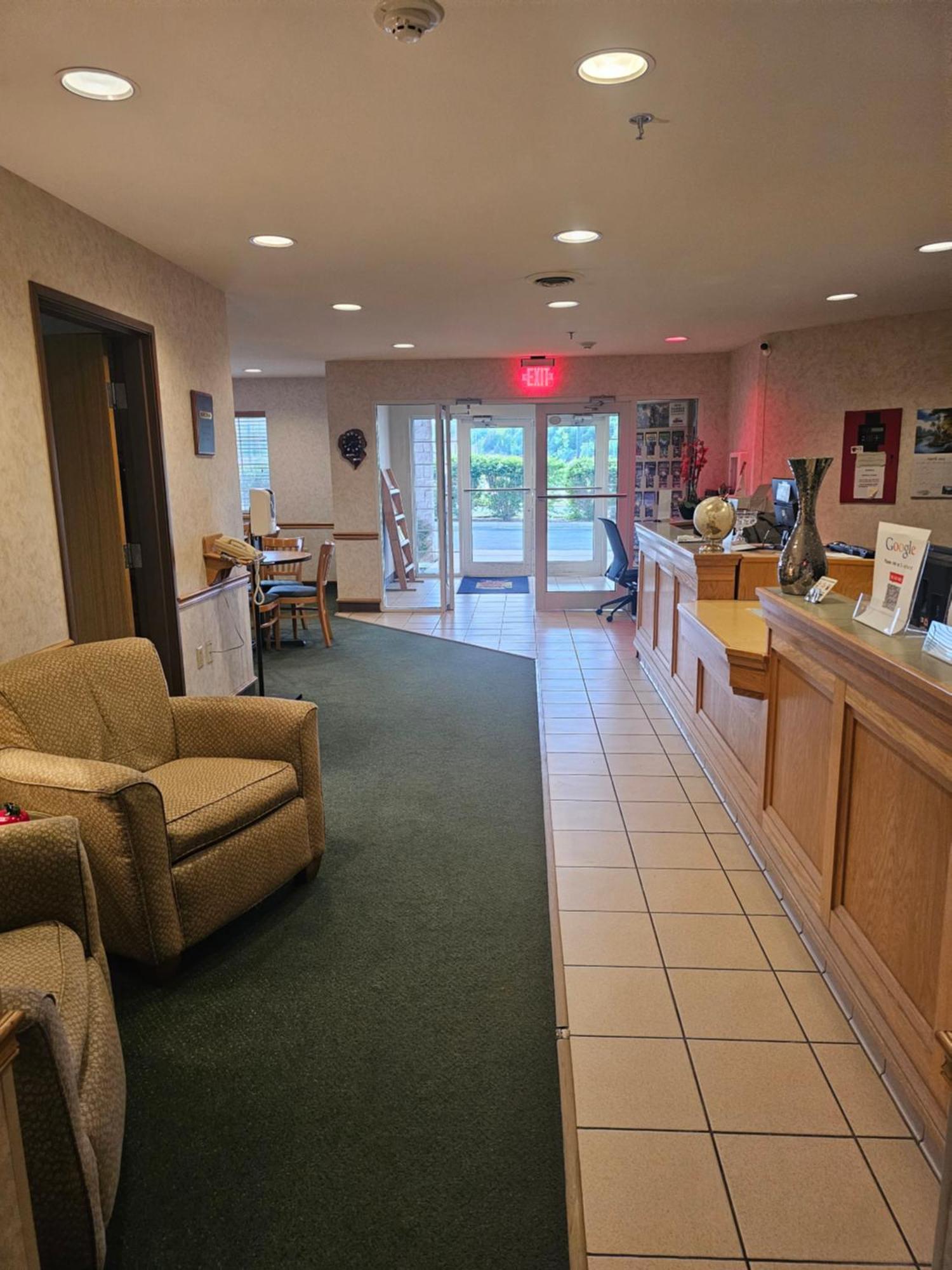 ซูเปอร์ 8 บาย วินด์แฮม อวา Motel Ava ภายนอก รูปภาพ