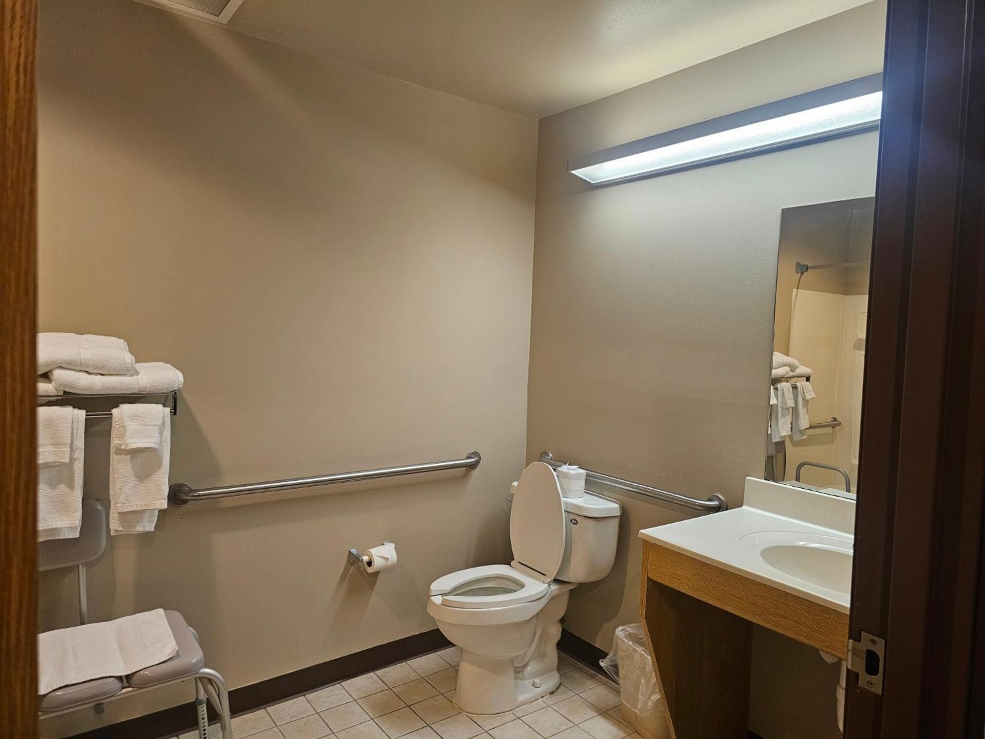 ซูเปอร์ 8 บาย วินด์แฮม อวา Motel Ava ภายนอก รูปภาพ